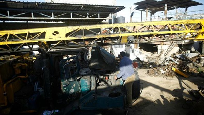 إصابة أربعة أشخاص في غارات إسرائيلية على قطاع غزة