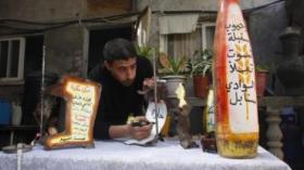 فلسطيني يحول شظايا قذائف إسرائيلية إلى أعمال فنية