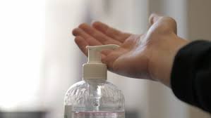 Brûlure à l’œil chez l’enfant à cause du gel hydroalcoolique, des ophtalmos alertent