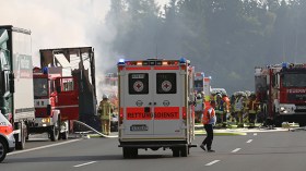 17 قتيلاً في حريق في حافلة بعد حادث تصادم في ألمانيا