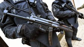 ألمانيا تحاكم مراهقة متهمة بطعن شرطي بأوامر من “داعش”