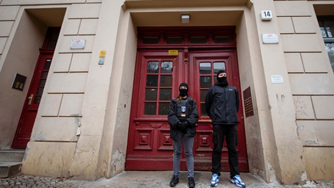 ألمانيا تغلق مسجداً وتداهم 24 موقعاً في برلين