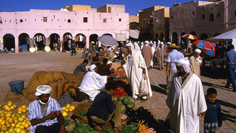 أعيان وادي ميزاب تدعو إلى حلّ المشاكل العالقة بغرداية