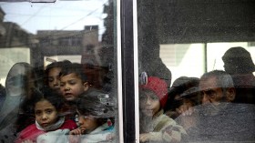 آلاف المدنيين يخرجون من الغوطة