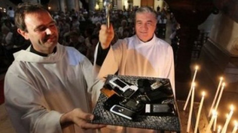 كاهن فرنسي “يبارك” الهواتف النقالة واللوحات الرقمية