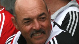 Bruce Grobblar to Echorouk: “Goalkeeper Mbolhi is an asset for the Algeria squad