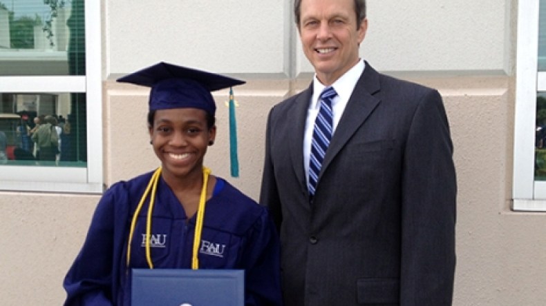 فتاة أمريكية تتخرج من المدرسة والجامعة في وقت واحد