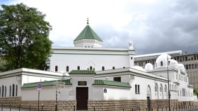 فرنسا تغلق مسجداً ومركزاً للصلاة قرب باريس