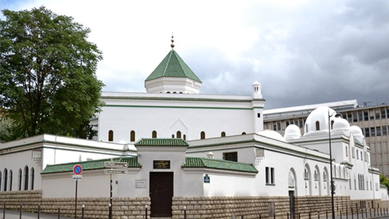 فرنسا تغلق مسجداً ومركزاً للصلاة قرب باريس