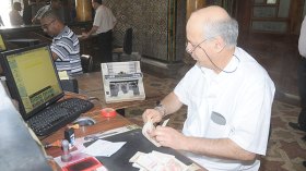 الجزائريون يسحبون 2000 مليار يوميا تحضيرا للعيد والدخول الاجتماعي