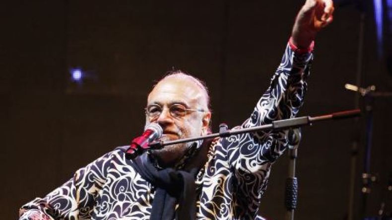 وفاة المغني اليوناني الشهير ديميس روسيس