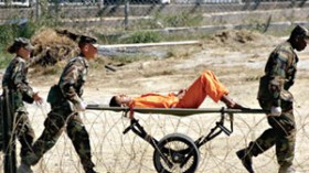 أوباما يعلّق محاكمات غوانتانامو