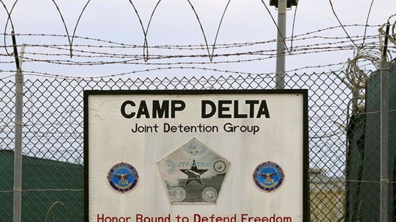 وصول عشرة يمنيين لعُمان بعد خروجهم من سجن غوانتانامو