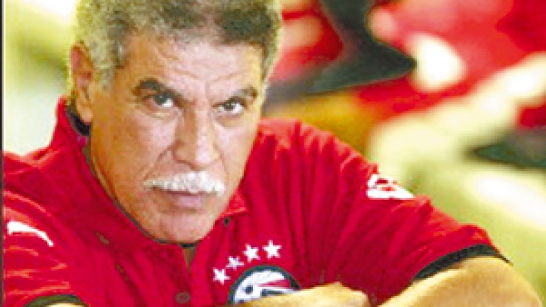 شحاتة يهدد بإلغاء تربص عمان