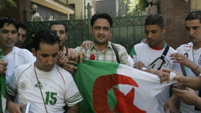 شهادة صحافية جزائرية: ضابطة مصرية أجبرتني على نزع ملابسي والوقوف مثلما ولدتني أمي