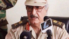 العقيد المتقاعد حفتر يتوعّد باستئصال التكفيريين في ليبيا