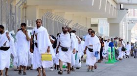 “تذكرة دخول ومراقبة” لتأمين الحجاج في منى.. والمسنون مطالبون بتعجيل عرفة
