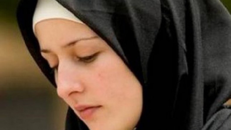 زوجتي الناشز تحجب عني شعرها  طمعا في حبي لها !!