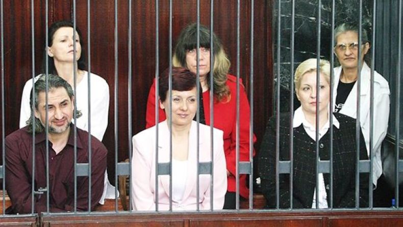 ما هي مسؤولية نظام القذافي عن نقل فيروس الإيدز إلى أطفال بنغازي؟