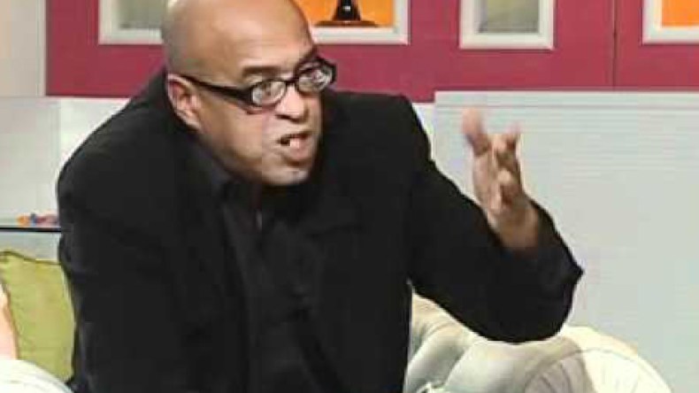 الروائي والكاتب المسرحي الجزائري حميدة العياشي يكرم بالشارقة