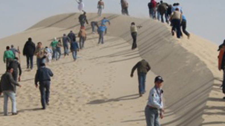 الرمال تبتلع شابا والبحث عن جثته دام 17 ساعة