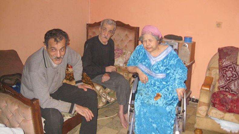 محمد يستغيث لإعانته على التكفل بوالديه وأخيه المعاق