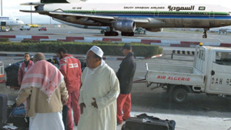 تمديد الرقابة الصحية للحجاج وتلقيحهم لشهر إضافي وانطلاق عملية تسليم الجوازات