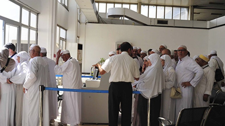 المطارات تحت الحصار.. و18 ألف حاج في انتظار الطائرة