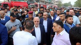 عراقيون غاضبون يطردون العبادي بالأحذية من مكان تفجير في بغداد