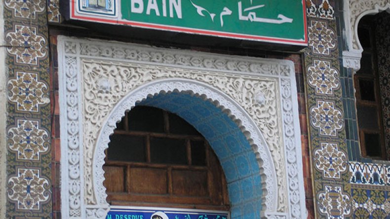 منع الجلباب والهاتف داخل الحمامات!