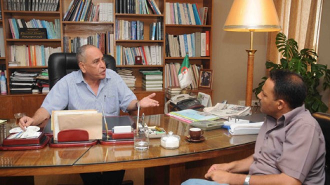 الهواتف‭ ‬النقالة‭ ‬لمساعدة‭ ‬زوار‭ ‬صالون‭ ‬الكتاب‭ ‬في‭ ‬البحث‭ ‬عن‭ ‬دور‭ ‬النشر‭ ‬