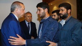 أردوغان يستقبل الشاب السوري والد “توأمي الكيماوي”