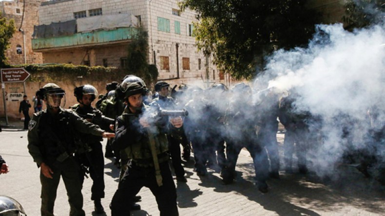 مواجهات بين فلسطينيين وجنود الاحتلال في الخليل