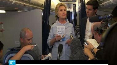 نوبة سعال حاد تنتاب هيلاري كلينتون أثناء خطاب لها