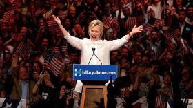 كلينتون: وصلت إلى “نقطة فارقة” في تاريخ الولايات المتحدة