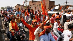 متشددون من الهندوس يتجولون بأسلحتهم في أحياء المسلمين