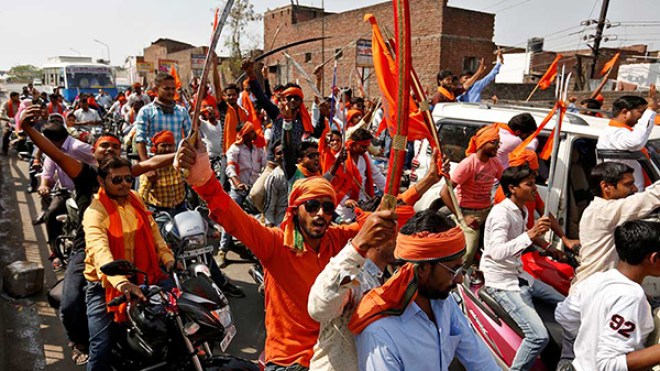 متشددون من الهندوس يتجولون بأسلحتهم في أحياء المسلمين