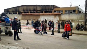 مقاتلون يستأنفون انسحابهم من آخر معقل لهم في حمص