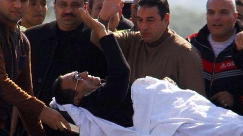 العاهل البحريني أول المهنئين ببراءة مبارك