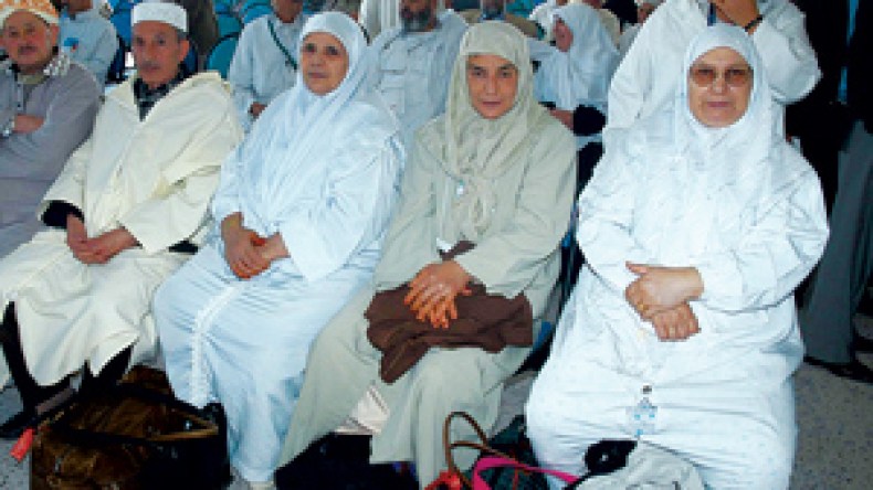 200 معتمر محتجزون بمطار هواري بومدين منذ يومين!