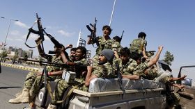 الحوثيون يحتجزون صحفياً ونشطاء في صنعاء