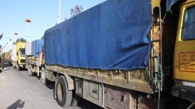 قافلة إغاثة تنتظر السماح لها بدخول حلب