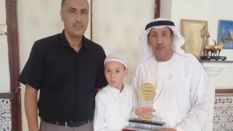 سفير الإمارات يكرم نجم “مزامير داوود”