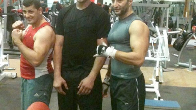 جزائري على بعد خطوة ليصبح مدرب بطل العالم في الملاكمة