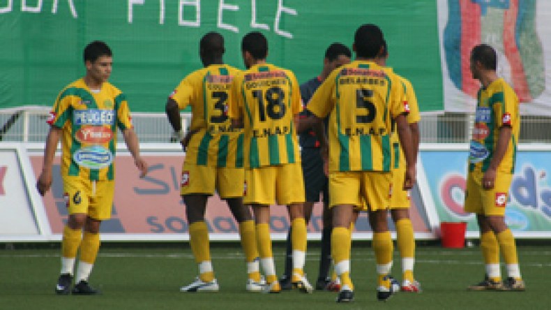 لانغ يتعرض لاعتداء.. يغمى عليه وينقل إلى المستشفى