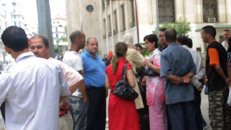 تجميد رواتب موظفي البلديات المؤقتين وفق نظام 8 ساعات