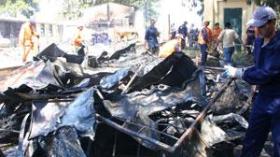 أمهات يتلقفهن الشارع بعد احتراق شاليهاتهن بمركز الإسعاف لدالي إبراهيم