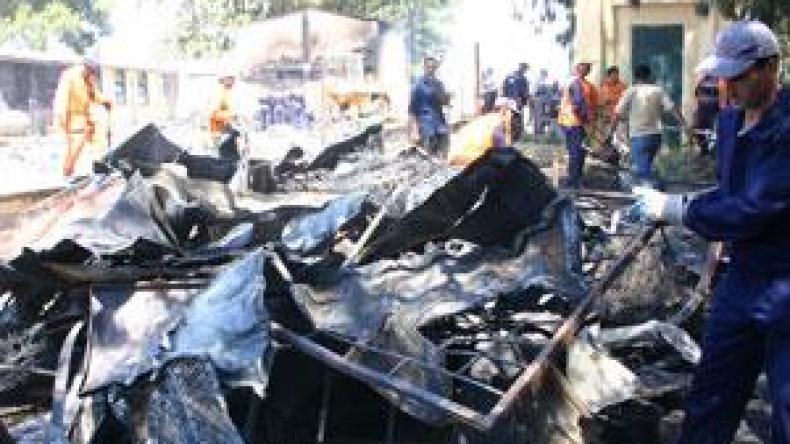 أمهات يتلقفهن الشارع بعد احتراق شاليهاتهن بمركز الإسعاف لدالي إبراهيم