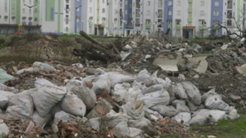 مواطنون  يهددون  بإضرام  النار  في  أجسادهم  لحرمانهم  من  السكن