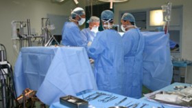 مواطن يقاضي طبيبة استأصلت أمعاءه رغم أنه لم يكن مصابا بالسرطان